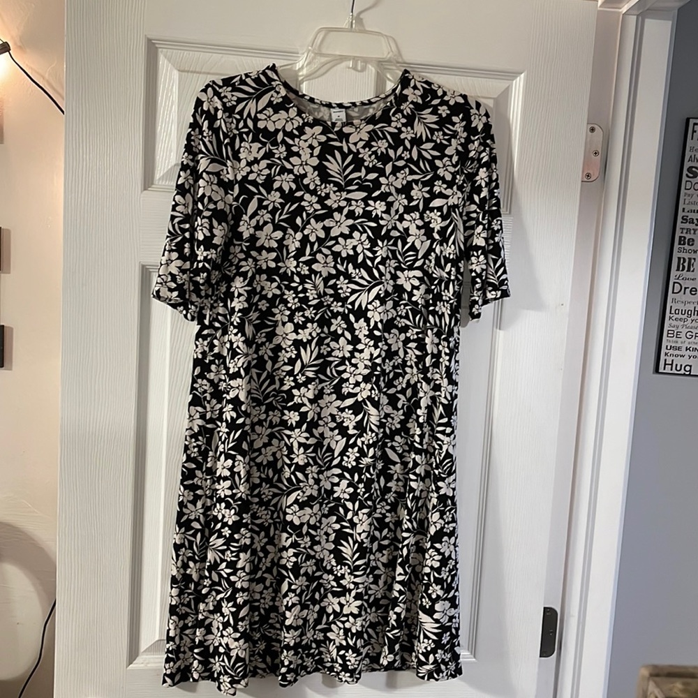 Old Navy black and white dress, size M